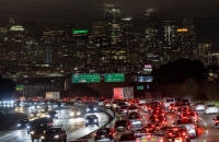 الولايات المتحدة.. فيديو لطائرة سقطت على طريق مكتظ بالسيارات