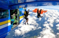 لحظات مرعبة.. مظلي ينجو بأعجوبة على ارتفاع 15000 قدم بعد أن علق بجناح الطائرة (صور + فيديو)