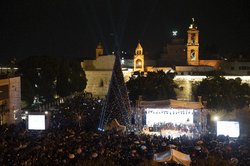 بعد انقطاع لعامين.. أجواء الميلاد المجيد تعود إلى القدس وبيت لحم