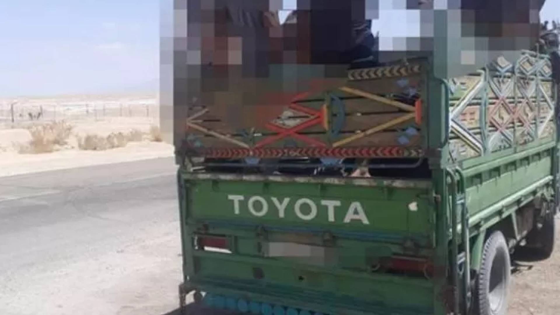 ضبط سائق غير مرخص يحمل 22 راكبًا في الصندوق الخلفي 