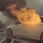 طبيب يشعل النار بزوجته داخل سيارتها