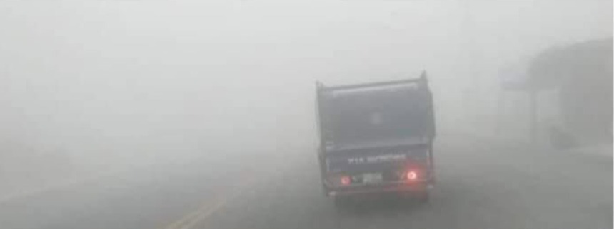 تحذيرات.. ضباب كثيف يعيق الرؤية على الطرق الخارجية