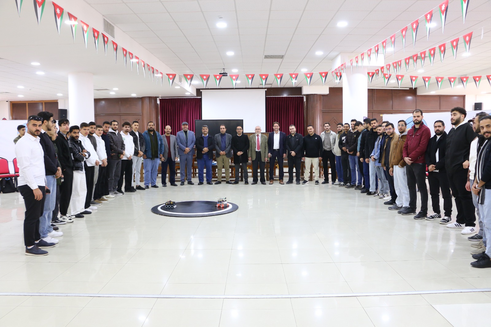 جامعة الزرقاء تنظم بطولة سومو روبوت لطلبة تكنولوجيا المعلومات والهندسة التكنولوجية