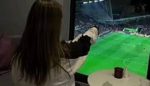 صدمة على الهواء مباشرة.. أردنية تكتشف زواج زوجها الثاني خلال مباراة الأردن والعراق