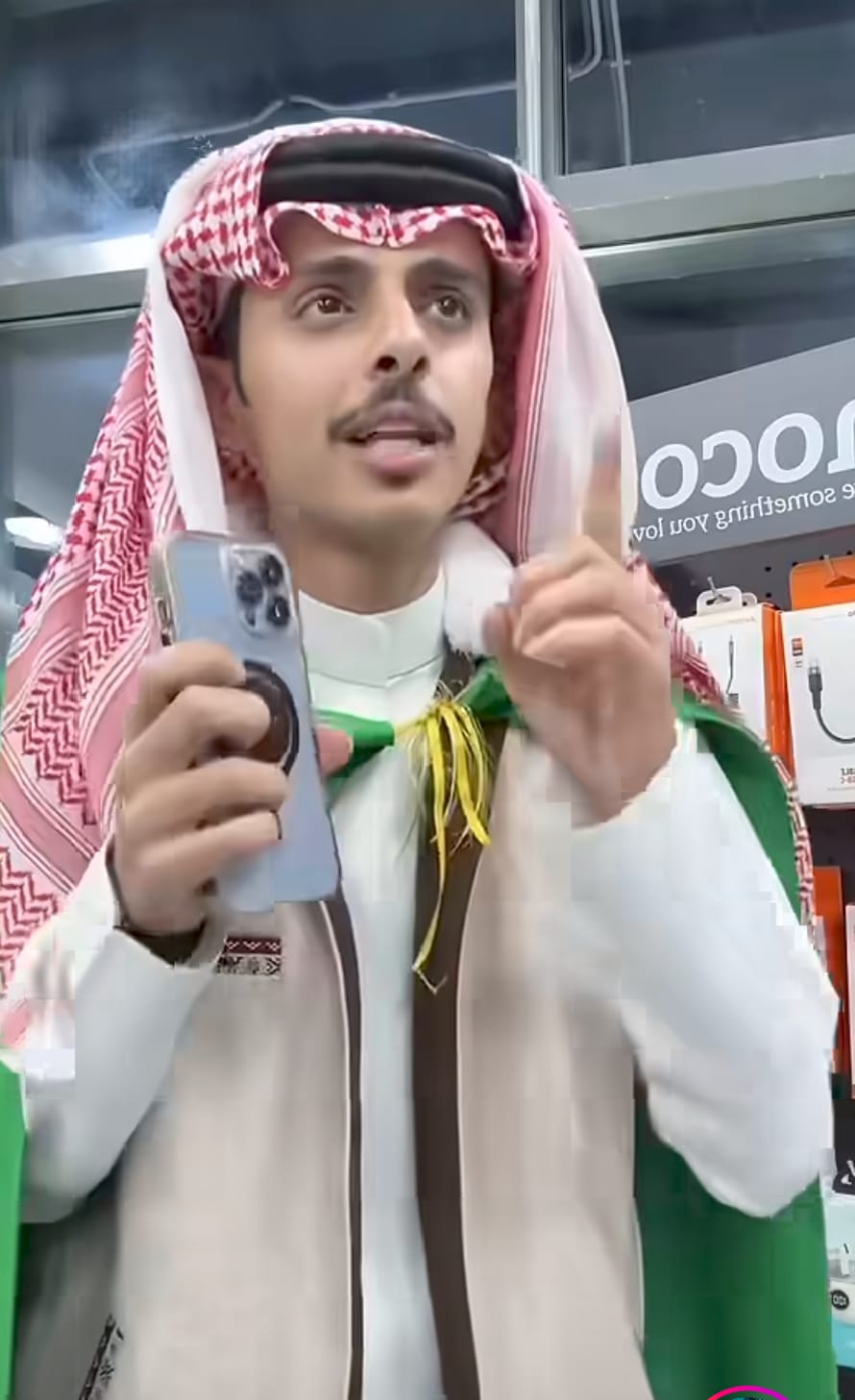 بعد أن توعّد بحلق شاربه.. مشجع سعودي يزعم أن المقطع «مفبرك» عقب فوز النشامى(فيديو)