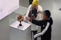 طفل يتلف تاج زفاف من الذهب بقيمة 2.27 مليون يوان صيني بمتحف بكين