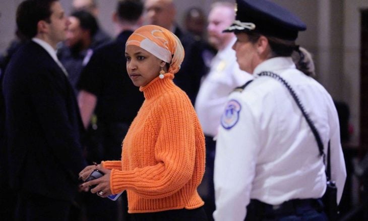 البرلمانية إلهان عمر تقول إن سلطات الهجرة الأمريكية أوقفت نجلها.. والوكالة تنفي: “لا سجل للحادثة” (فيديوهات)