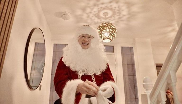 صوته فضحه.. هالاند يتحول إلى بابا نويل سري في شوارع مانشستر (فيديو)