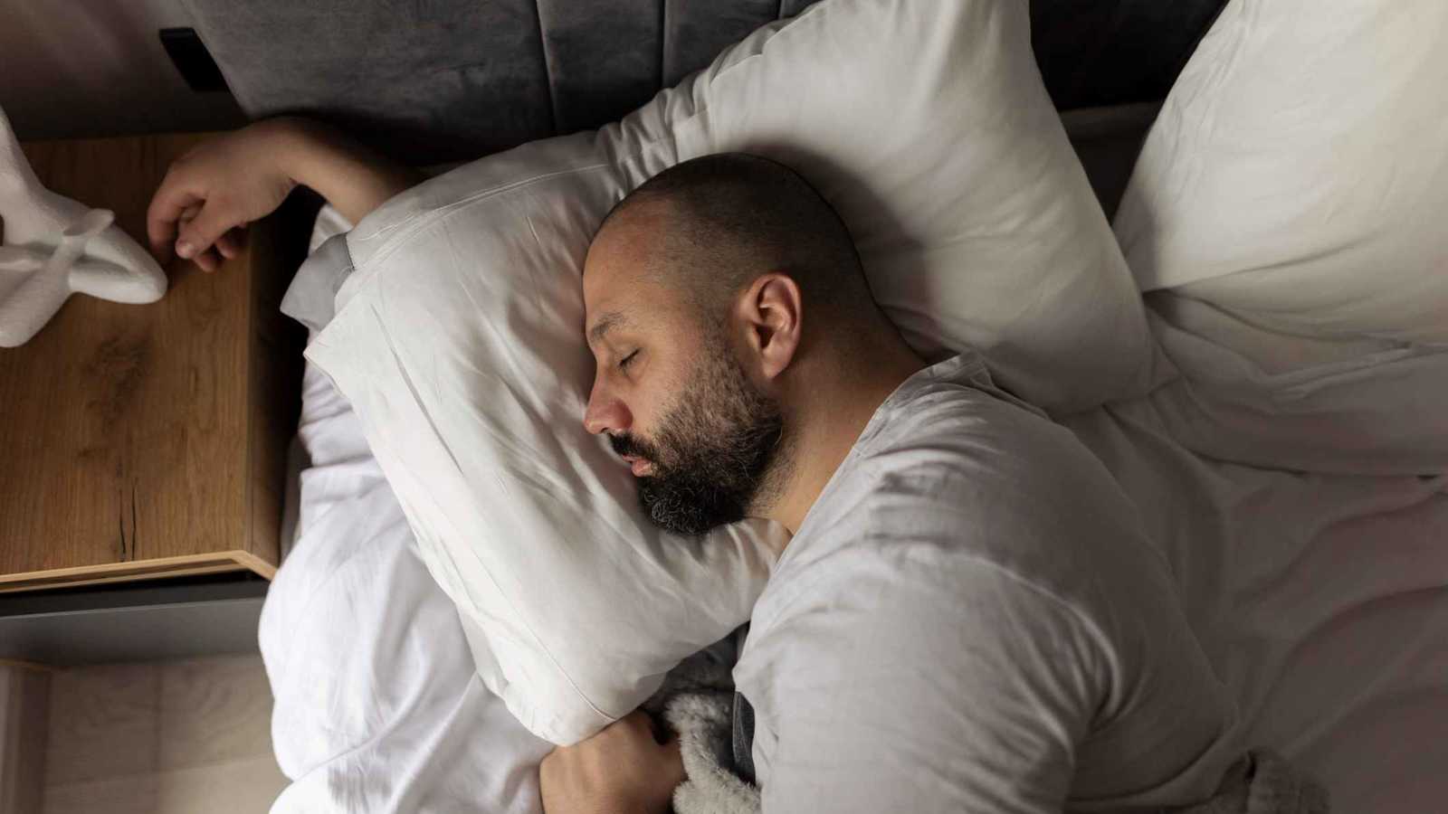 كيف تؤثر الوسادة الخاطئة على نومك؟