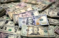 الدولار يحافظ على مكاسبه وسط ترقب قرارات بنوك مركزية