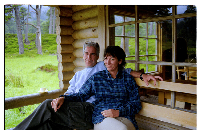 تكشف عن صدرها امام الكاميرا.. صور فاضحة وعبثية لشريكة المجرم إبستين تظهر إلى العلن (صور)