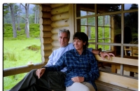 تكشف عن صدرها امام الكاميرا.. صور فاضحة وعبثية لشريكة المجرم إبستين تظهر إلى العلن (صور)