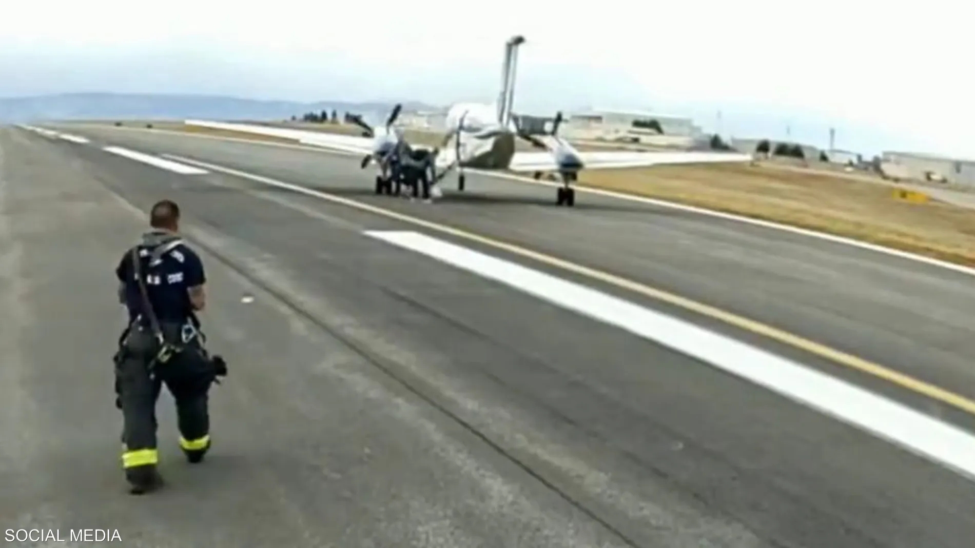 سابقة بعالم الطيران.. طائرة تقرر الهبوط بنفسها بعد ظرف طارئ