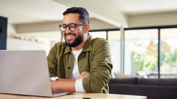 جدل لا ينتهي .. وظيفة بـ240 ألف دولار في المكتب أم 120 ألفاً عن بعد؟!