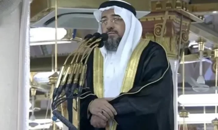 مؤذن المسجد النبوي يردد الأذان على فراش الموت