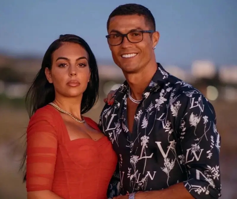 لماذا يستخدم حراس جورجينا رودريغيز مصابيح يدوية في وضح النهار؟ (فيديو)