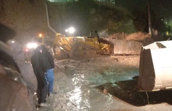 انهيار جبلي يغلق الطريق الرئيس المؤدي إلى المدينة القديمة والأغوار في الكرك بسبب الامطار