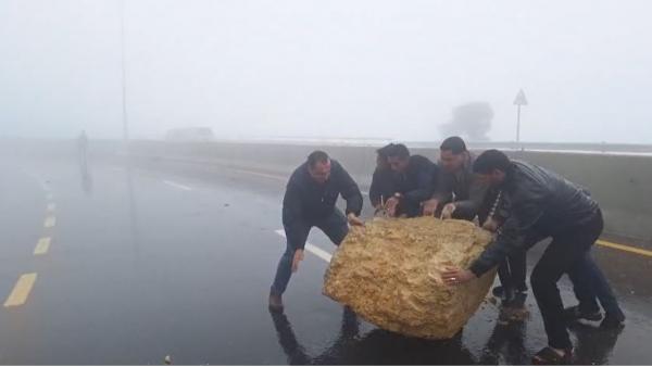 إنهيارات صخرية تغلق وتعيق طرقا في الأردن  اسماء