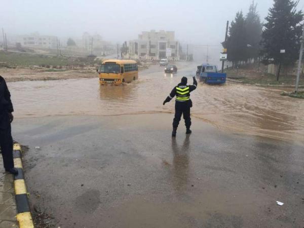 ارتفاع منسوب المياه في بعض شوارع العاصمة عمان