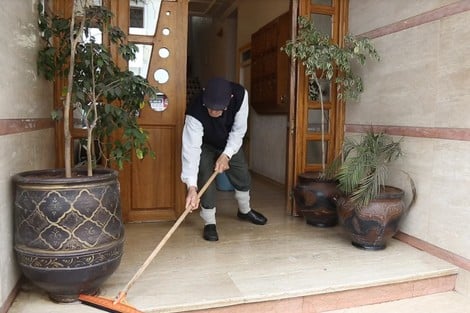 وزارة العمل تعاقب سكان العمارات وترفع رسوم تصريح الحارس