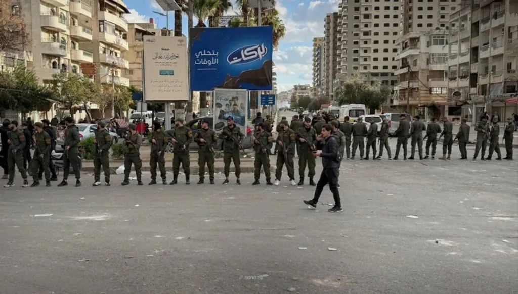 بعد أعمال العنف... الداخلية السورية تفرض حظر تجوال ليليّاً في اللاذقية. حظر التجوال لا يشمل الحالات الطارئة