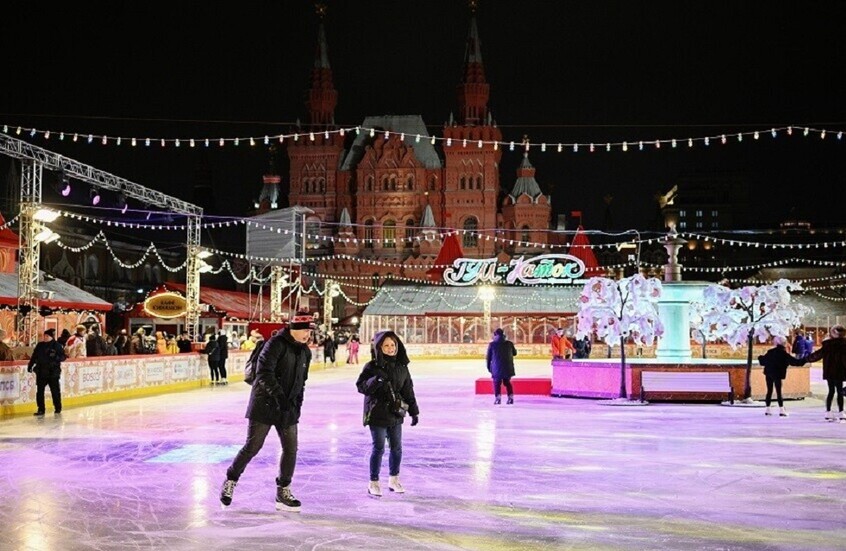 مسنة عمرها 84 عاما تسحر الجمهور في الغرب بتزلج رائع على الجليد