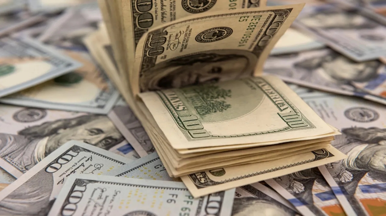 الدولار يتجه لتراجع سنوي