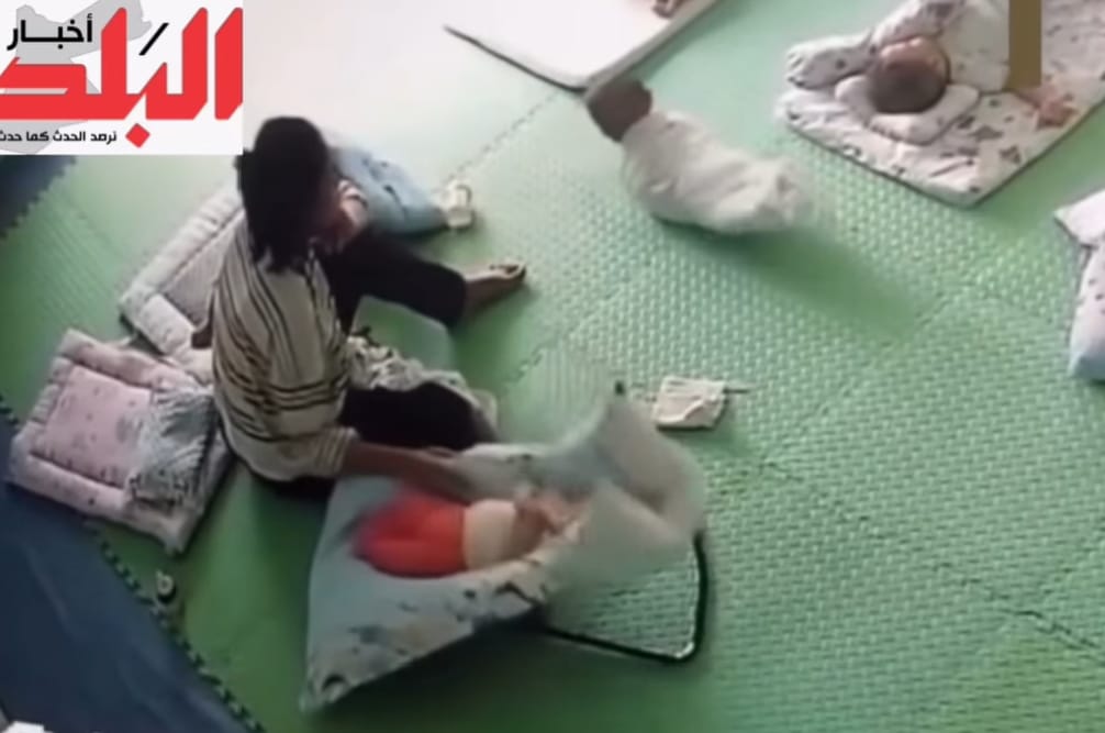 ام تصاب بانهيار عصبي بعدما عرفت اسباب الكدمات على جسد طفلها.. فيديو