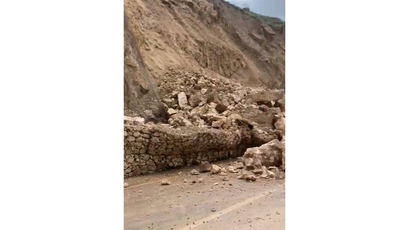 انهيارات صخرية على طريق وادي شعيب