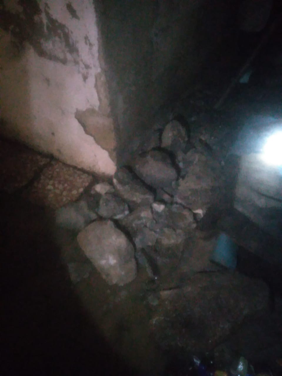 بالحجارة وقطع السجاد.. بلدية إربد تتعامل مع إغلاق متعمد لقناة تصريف مياه في حي التركمان