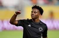 لفتة إنسانية من اليوتيوبر العالمي آي شو سبيد بسبب حلاق من غزة في جنوب إفريقيا تثير تفاعلا (فيديو)