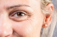 كيف تكشف تجاعيد العينين أسرار صحة الدماغ