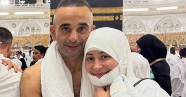 منة شلبى وزوجها أحمد الجناينى يؤديان مناسك العمرة