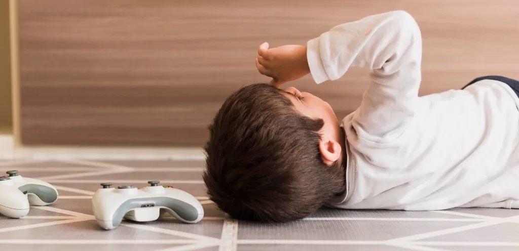 اب يقتل طفله بعد تعذيب وحشي بسبب بكائه المستمر.. !!