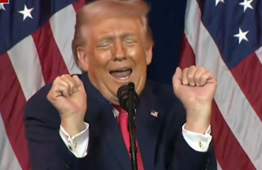 ترامب يقلد متحولا جنسيا يرفع الأثقال أمام مؤيديه ليثير ضحك الجمهور ويشعل السوشال ميديا (فيديو)