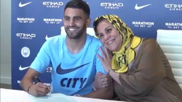 أكثر من مجرد تميمة حظ أو شعار جماهيري... والدة رياض محرز تتحول إلى شخصية بارزة داخل صفوف المنتخب الجزائري