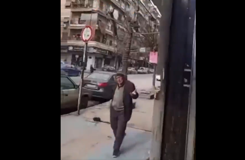 اثناء القصف.. مسن سوري يسأل مقاتلا عن بائع مشروبات كحولية في المنطقة (فيديو)