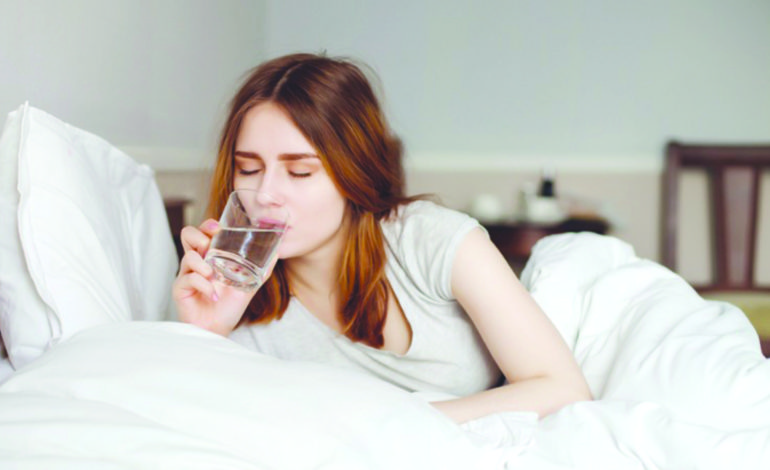 لماذا يُنصح بشرب الماء فور الاستيقاظ من النوم؟