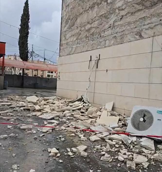 انهيار أجزاء من واجهة مبنى في إربد والأجهزة المعنية تطوق الموقع احترازياً