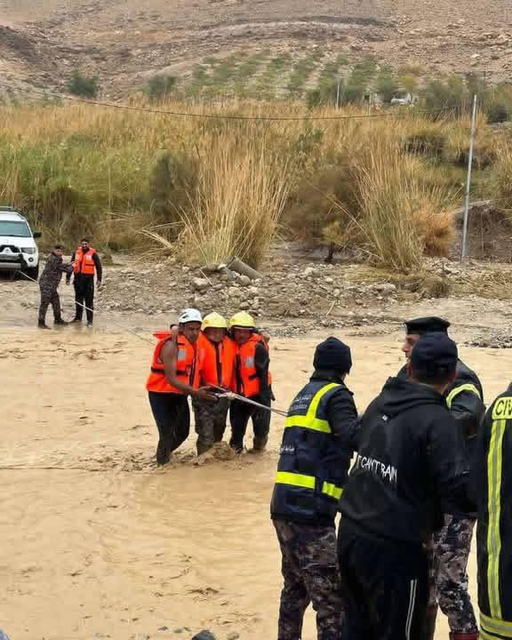إنقاذ 5 أشخاص حاصرتهم السيول في منطقة البربيطة بالطفيلة