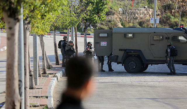 الخليل: إصابة شاب برصاص الاحتلال بادعاء محاولته تنفيذ عملية دهس