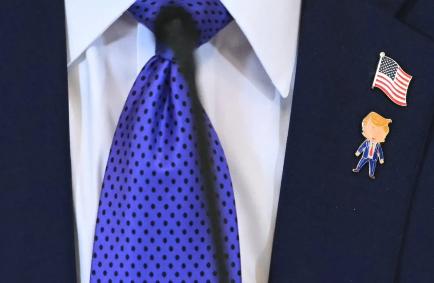 ما قصة دبوس ترامب السعيد؟ (فيديو)