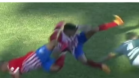 أول لاعب يستحق طردين! مدافع معار يوقع كارثة ضد زملائه السابقين (فيديو)