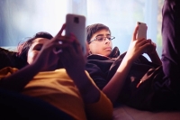 تطبيقات تتبع الأطفال.. هل تحميهم أم تهدد ثقتهم؟