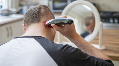 قصّة شعر مثالية بخطوة واحدة.. إطلاق أول ماكينة حلاقة ذكية في العالم!