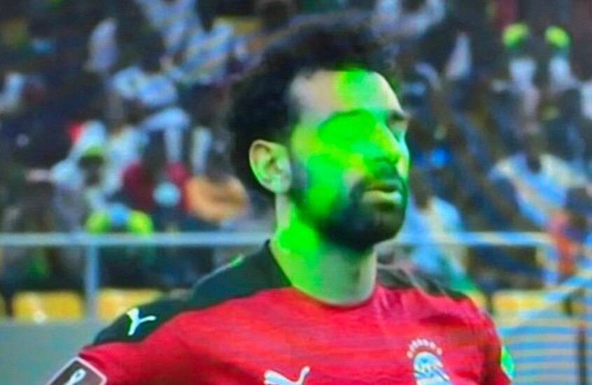 تصرف مثير.. السنغال تدعو مشجعا شهيرا لتوجيه سلاحه إلى وجه صلاح (فيديو)