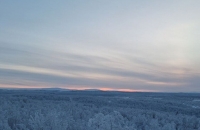 سكان مدينة روسية يتجمعون لمشاهدة أول شروق للشمس بعد 40 يوما من الليل القطبي