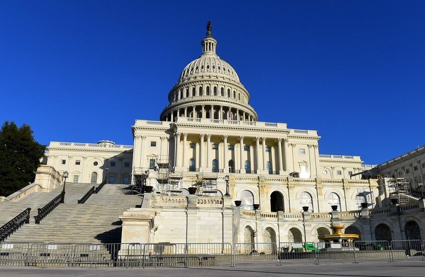 اعتقال موظف سابق بالكونغرس الأمريكي لسرقته 240 هاتفا نقالا وبيعها