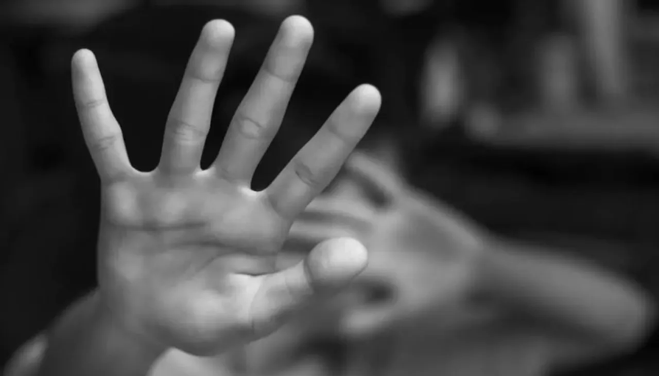 أب يقتل ابنته بعد احتجازها وتجويعها وتعذيبها بوحشية