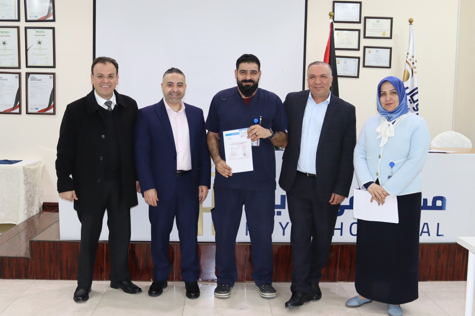 مستشفى الرويال يسلم الشهادات لخريجين متدربين ( برامج إنعاش القلب الرئوي)